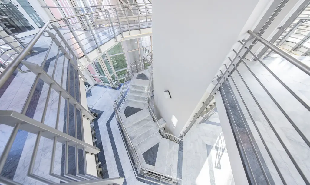 Treppenhaus Immobilienanleihe Q58 The New Quarter in Bad Homburg zur Veredelung eines hochwertigen Gewerbegebäudes Frankfurt am Main – Anleihe kaufen über UNIVERS Capital